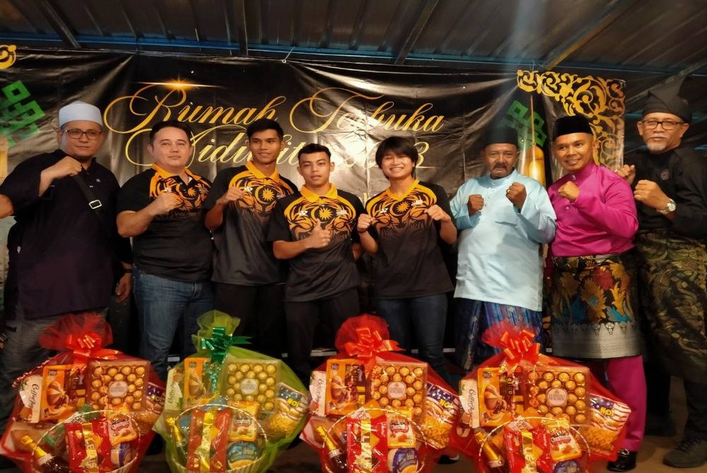 Bernard (dua dari kiri) bersama atlet Muay Thai diraikan ketika Program Penyatuan Ukhuwah Fisabilillah di Meow Garden di sini pada malam Selasa.