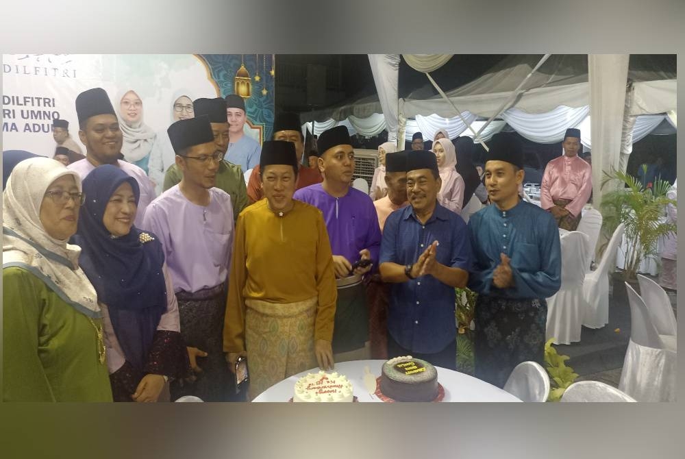 Ahmad (empat dari kiri) hadir Sambutan Hari Raya Aidilfitri gabungan Pergerakan Wanita, Pemuda dan Puteri UMNO Bahagian Pontian di Dewan UMNO Pontian pada Selasa.