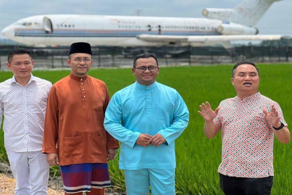 Suee Lim (kanan) bersama Menteri Besar Selangor, Datuk Seri Amirudin Shari (dua dari kanan) turut merakam gambar di Terminal Sekinchan pada bulan lalu.