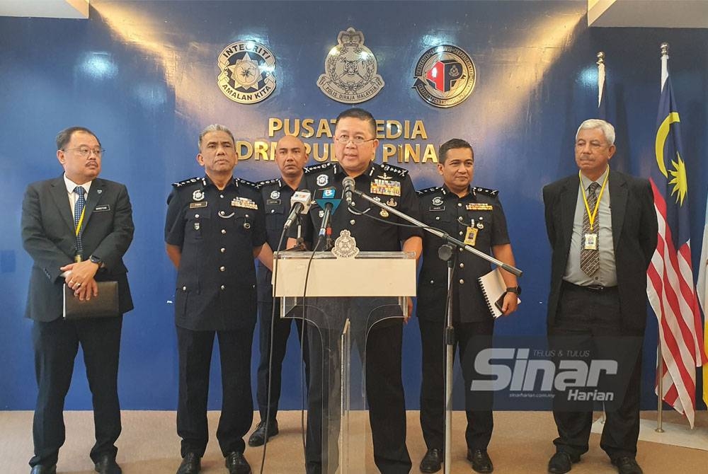 Kok Chin (tengah) pada sidang akhbar di Ibu Pejabat Polis Kontinjen Pulau Pinang, pada Rabu.