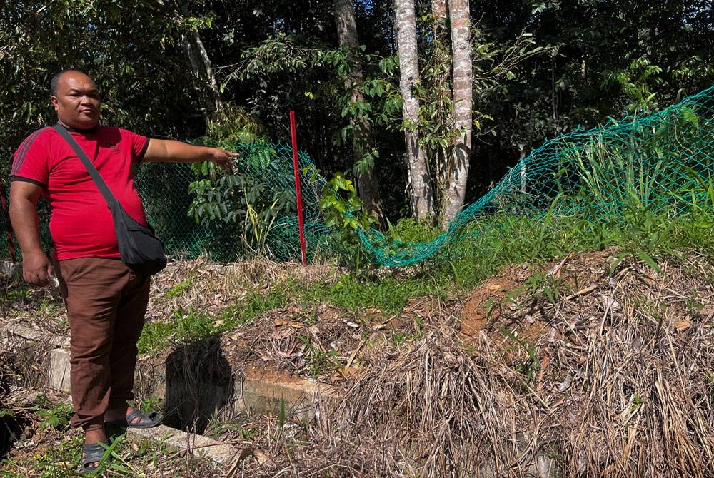 Jubir menunjukkan pagar yang rosak dilanggar gajah liar di kawasan Pejabat Pentadbiran dan Kuarters Jabatan Kemajuan Orang Asli (JAKOA) Pos Brooke di sini. - Foto Bernama