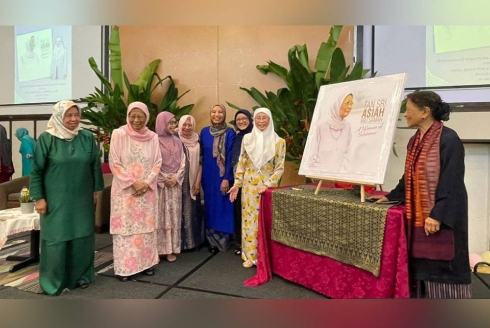 Wan Azizah ketika melancarkan buku biografi bertajuk 'Tan Sri Asiah Abu Samah A Women of Substance” di Persatuan Alumni Universiti Malaya Clubhouse di sini, pada Rabu. - Foto Bernama