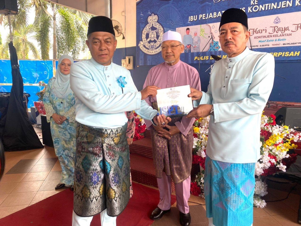 Muhamad Zaki (kanan) diiringi Ahmad (tengah) menyampaikan surat penghargaan kepada Shuhaimi (kiri) pada majlis tersebut.