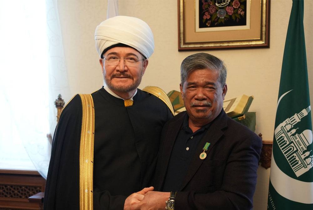 Mohamad dianugerahkan ‘Medal of Spiritual Unity’ oleh Mufti Besar Persekutuan Rusia yang juga Pengerusi Muslim Spiritual Board, Persekutuan Rusia, Ravil Gaynutdin. - Foto Facebook Mohamad Sabu