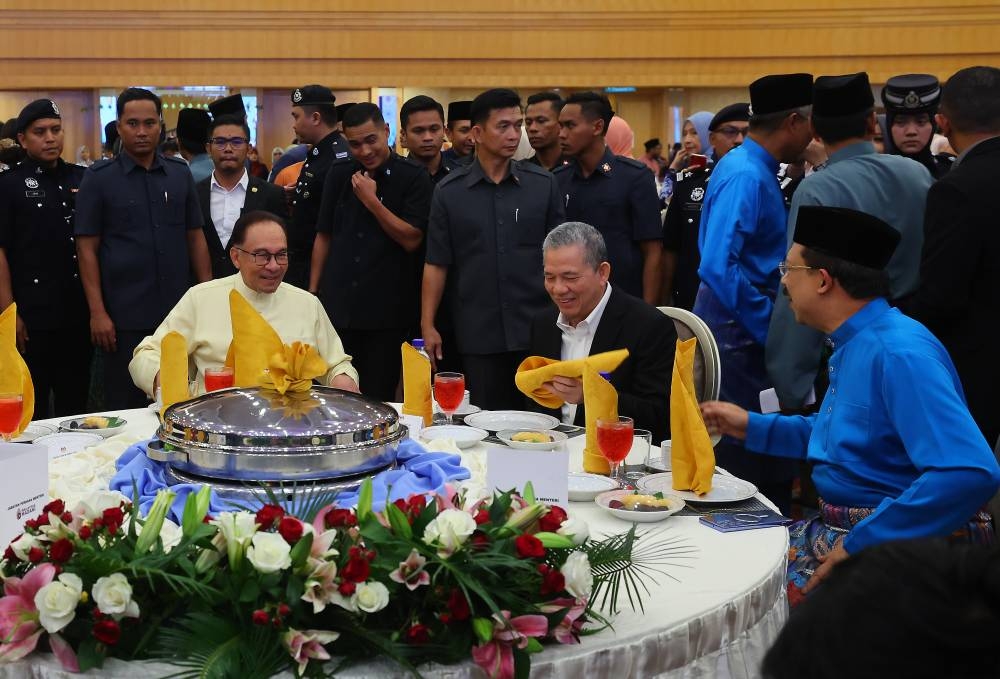 Anwar (duduk, kiri) hadir pada Majlis Rumah Terbuka MADANI Aidilfitri Jabatan Perdana Menteri (JPM) di Dewan De&#039; Seri Endon, Puspanitapuri, pada Rabu. Turut hadir, Timbalan Perdana Menteri, Datuk Seri Fadillah Yusof (duduk tengah) dan Ketua Setiausaha Negara, Tan Sri Mohd Zuki Ali (duduk kanan). - Foto Bernama 