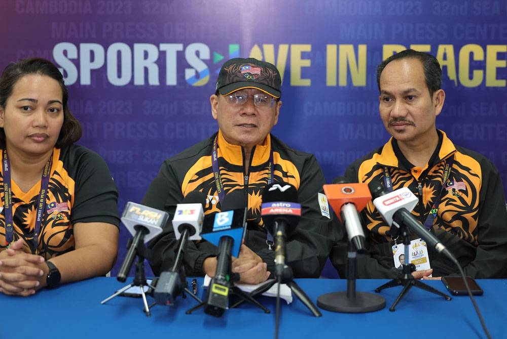 Mohd Nasir (tengah) ketika sidang media sempena Sukan SEA 2023 di Stadium Nasional Morodok Techo semalam. Turut sama, Timbalan CDM ke Sukan SEA 2023, Datuk Shalin Zulkifli (kiri). - Foto Bernama