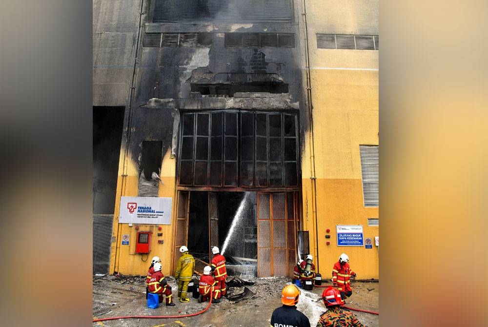 Anggota bomba dan penyelamat memadam kebakaran di pusat membeli-belah Mid Valley Megamall, pada Rabu. - Foto Bernama