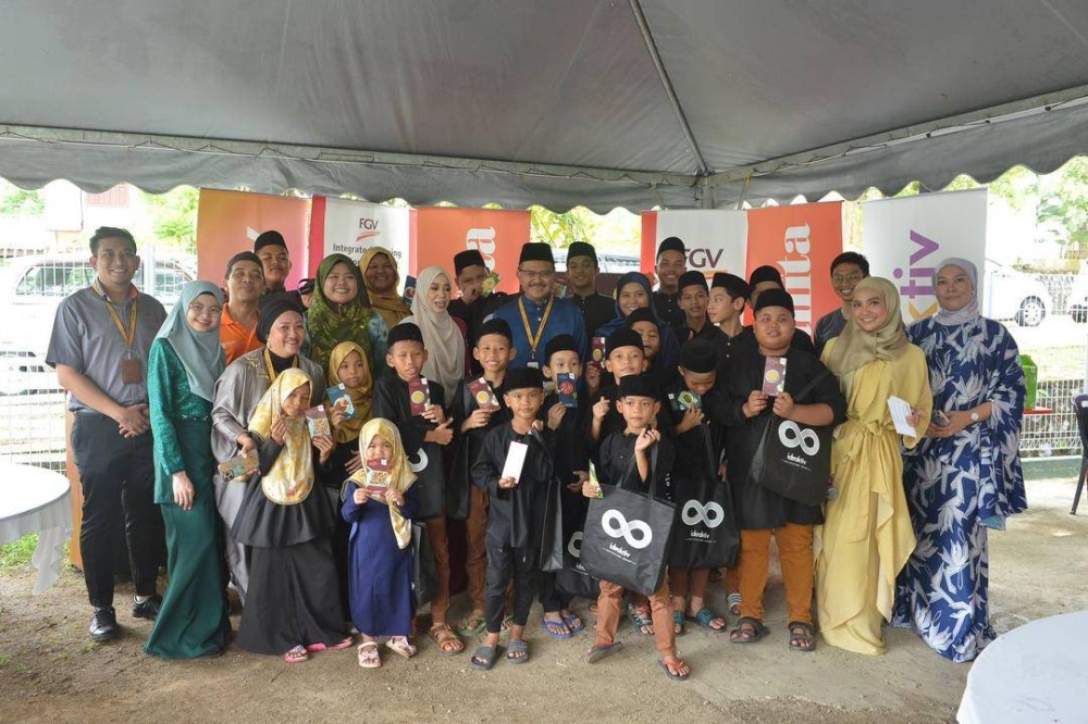 Wakil Mingguan Wanita dan FGV bersama sebahagian daripada anak yatim dan asnaf yang diraikan.