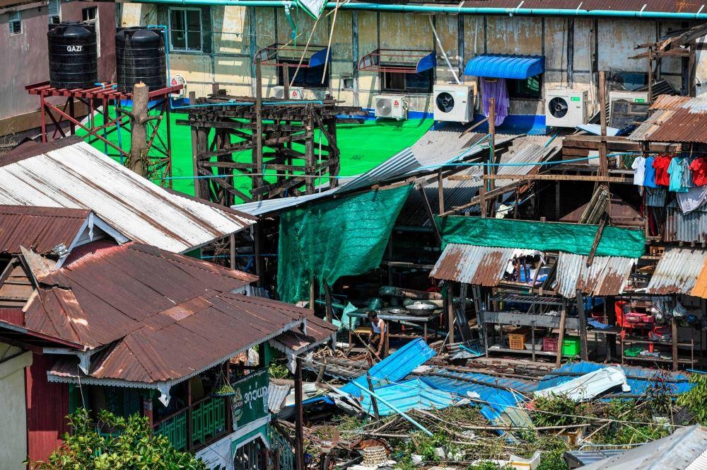 Keadaan rumah penduduk yang rosak akibat taufan Mocha di Rakhine, Myanmar. - Foto AFP
DHAKA: L