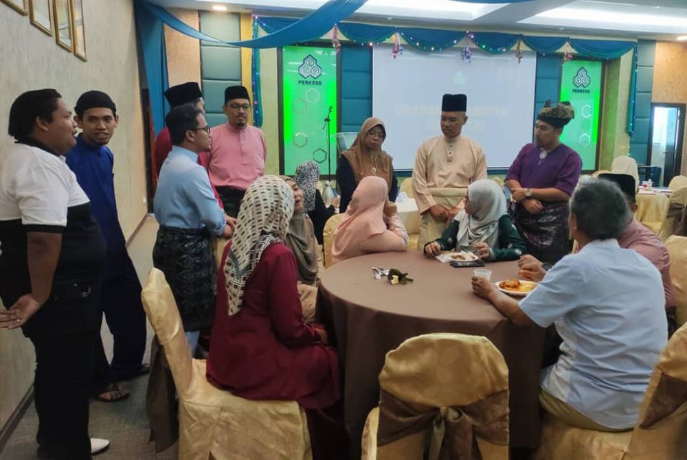 Ahmad Nadzaruddin (berdiri, dua dari kanan) berkata sesuatu kepada tetamu yang hadir pada Majlis Sambutan Aidilfitri Perkeso Terengganu di sini pada Rabu.