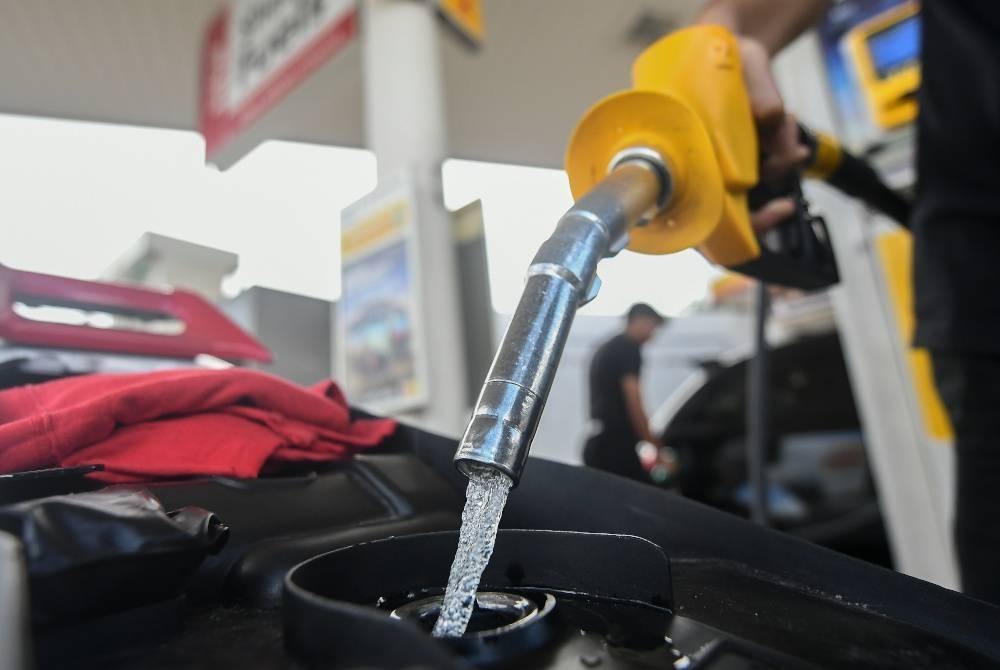 Harga RON97 kekal pada paras RM3.35 seliter, RON95 (RM2.05 seliter) dan diesel (RM2.15 seliter). - Foto Bernama