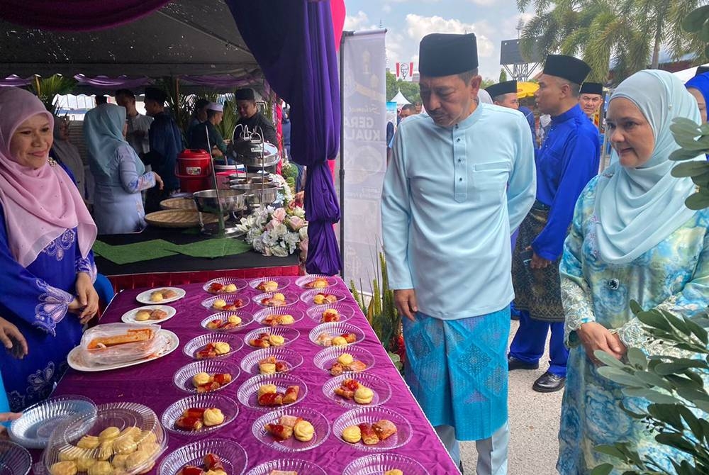 Muhamad Zaki (dua dari kanan) melawat gerai juadah Hari Raya di IPK.