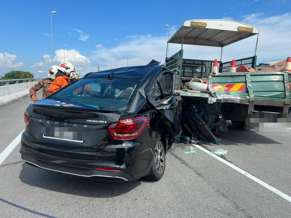 Kereta dinaiki dua tentera yang melanggar bahagian belakang sebuah lori di Kilometer 48 Jalan Teluk Intan-Klang pada petang Rabu.
