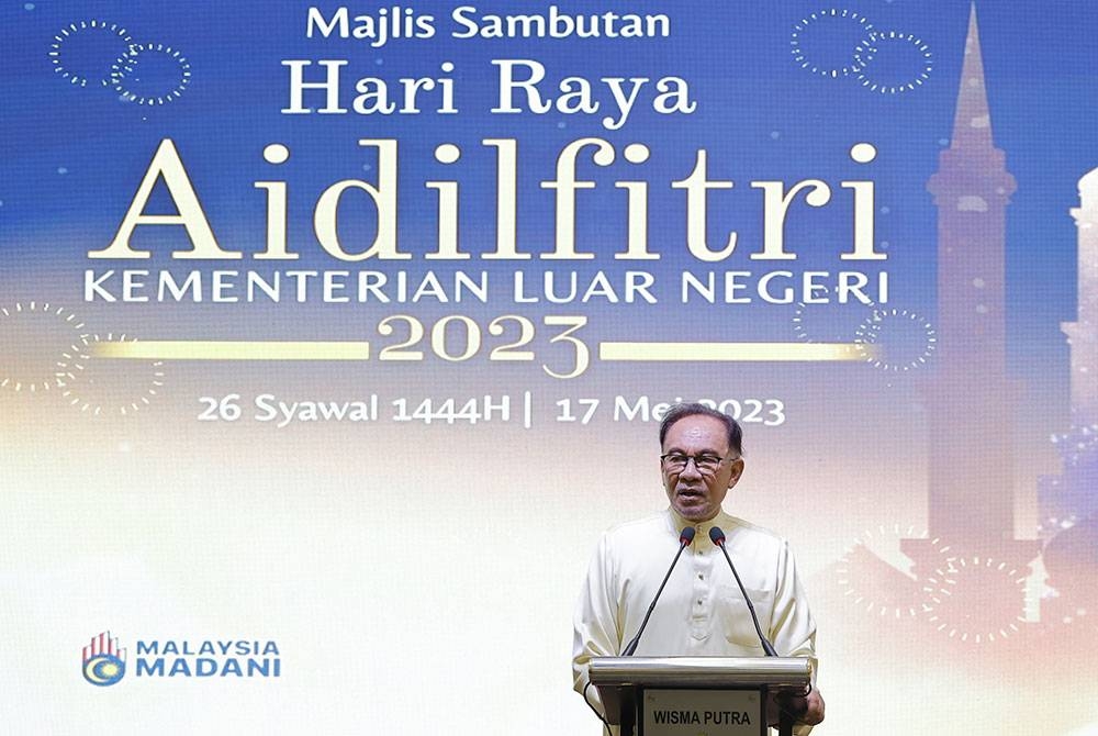 Anwar menyampaikan ucapan pada Sambutan Aidilfitri Kementerian Luar Negeri di Wisma Putra. -Foto Bernama