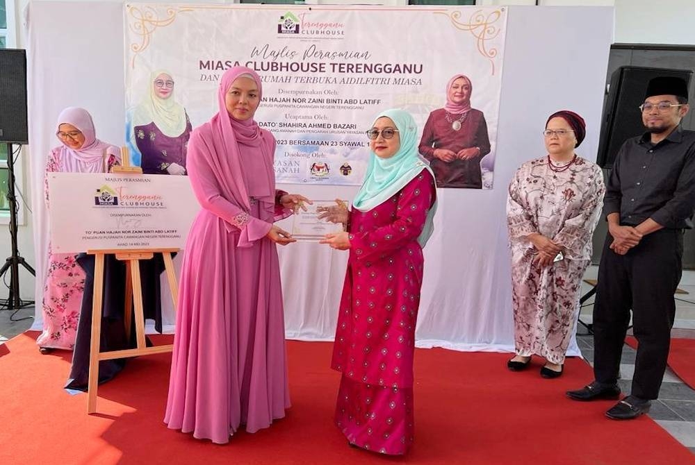 Anita (kiri) bersama Toh Puan Nor Zaini ketika majlis perasmian MIASA Clubhouse Terengganu di Kuala Nerus, baru-baru ini.