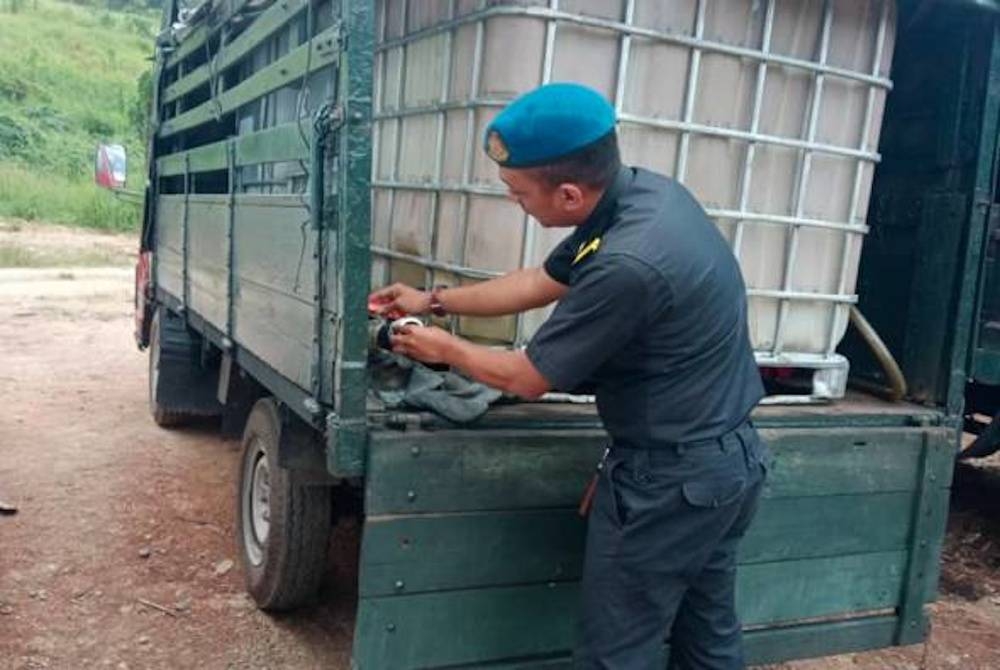 KPDN Perak turut menemui sebuah lori loader lima tan ketika menjalankan serbuan Op Tiris di sebuah premis di Kampung Chuar Hulu, Sauk, Kuala Kangsar, pada Rabu. - Foto KPDN Perak