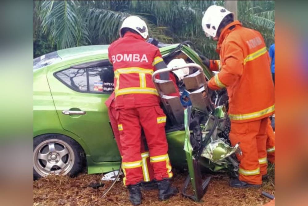 Anggota bomba mengeluarkan pemandu kereta yang tersepit dalam kemalangan di Jalan Kolam Ikan, Batu Arang menghala Kota Puteri pada Khamis.