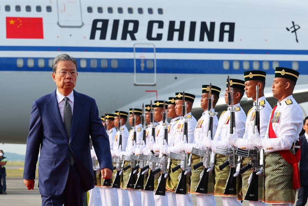 Zhao Leji melintasi kawalan kehormat setempat oleh Batalion Pertama Rejimen Renjer Diraja (1RRD) sejurus tiba di Kompleks Bunga Raya, KLIA untuk memulakan lawatan kerja selama tiga hari ke Malaysia bermula Khamis. - Foto Bernama