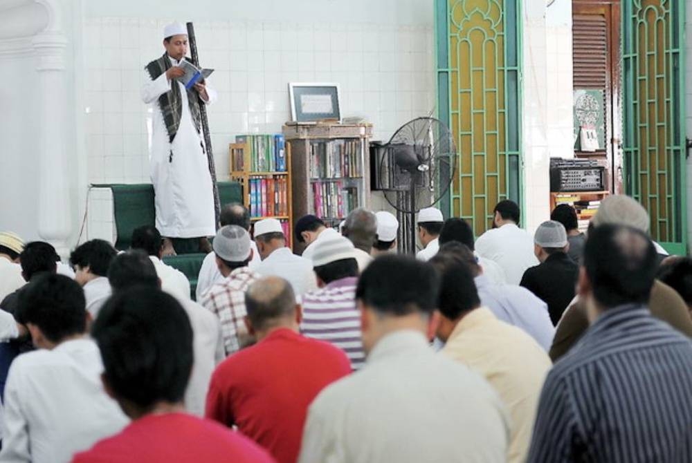 Sultan Perak berkenan golongan belia diberi penghormatan membaca khutbah Jumaat di beberapa masjid di Perak esok. - Foto fail Bernama