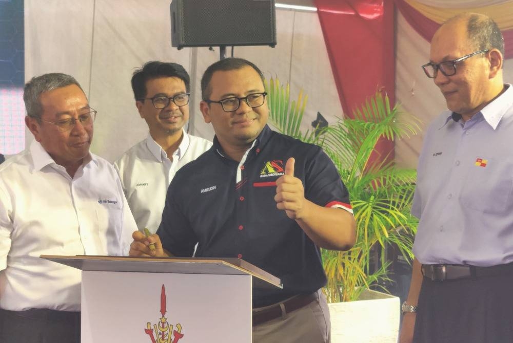 Amirudin (dua dari kanan) menandatangani plak perasmian pada Majlis Perasmian Projek SJAM di Rumah Pam HORAS, Kampung Sungai Darah Bestari Jaya di Kuala Selangor pada Khamis.