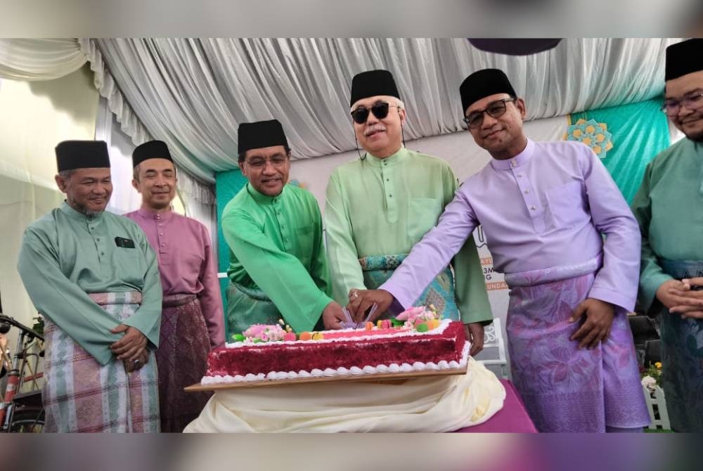 Tengku Mohamad Rizam memotong kek sempena Majlis Jalinan Ukhwah Aidilfitri Majlis Agama Islam Dan Adat Istiadat Melayu Kelantan (MAIK) pada Khamis.