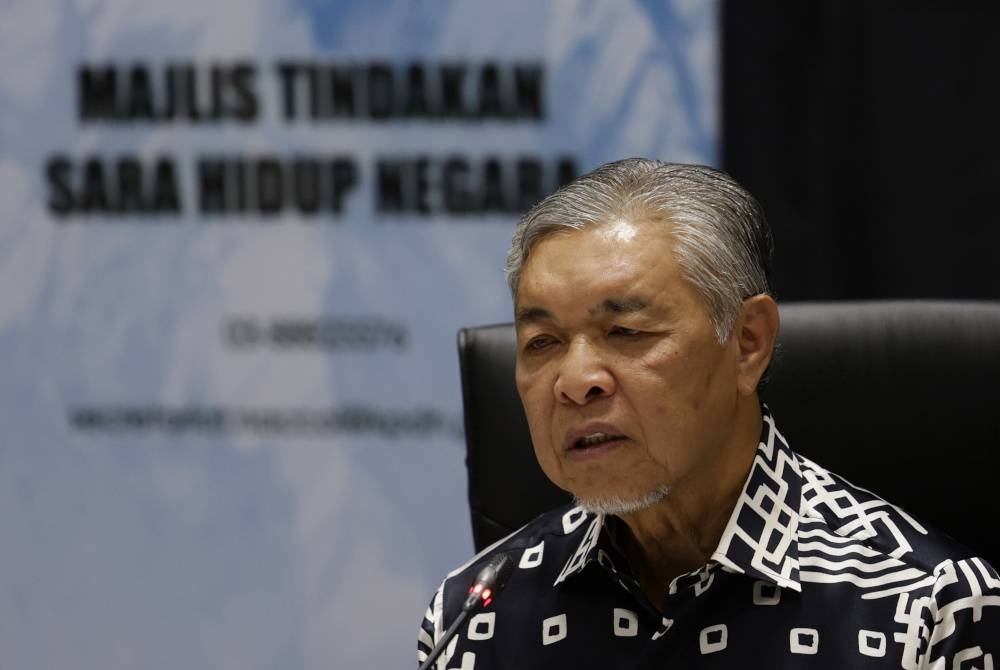 Ahmad Zahid ketika mempengerusikan Mesyuarat Jawatankuasa Pemantauan Pelaksanaan Majlis Tindakan Sara Hidup (NACCOL) di Pusat Konvensyen Kuala Lumpur (KLCC) pada Khamis. - Foto Bernama