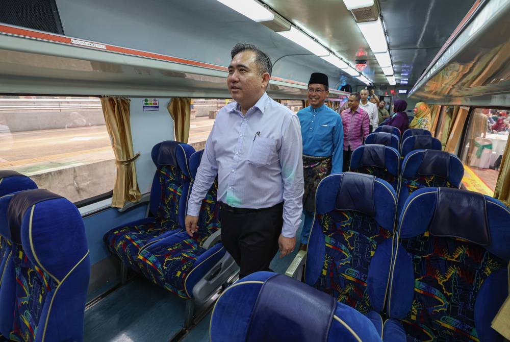 Anthony melawat koc kereta api jarak jauh milik KTMB ketika hadir pada Majlis Jamuan Raya Kumpulan KTMB 2023 pada Khamis. - Foto Bernama