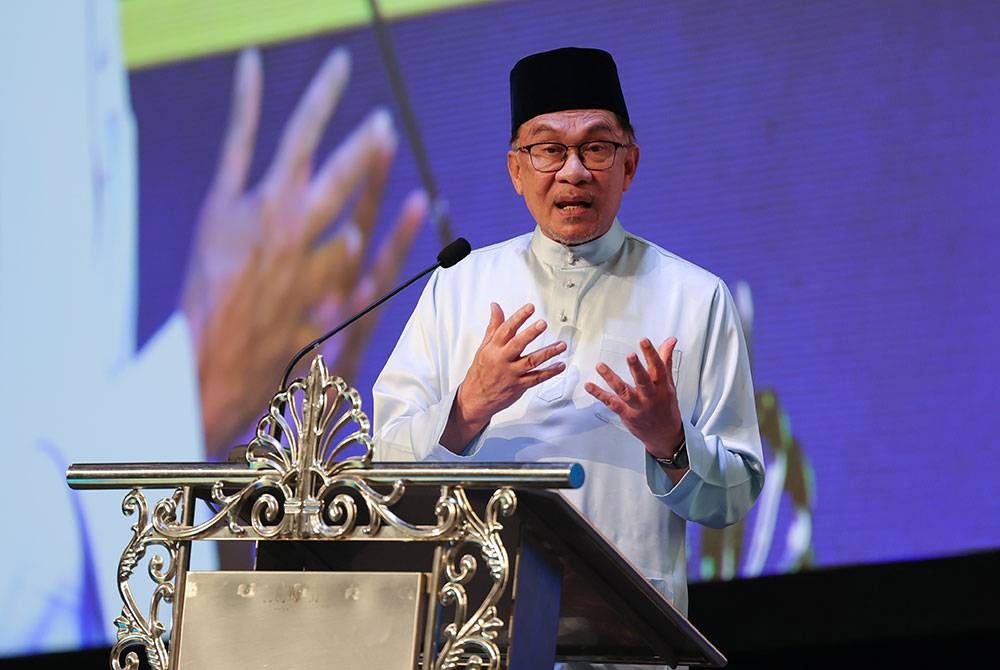 Anwar berucap merasmikan Seminar Antarabangsa Imam As-Syafi&#039;i anjuran Jabatan Mufti Sarawak dengan kerjasama Akademi Pengajian Islam Universiti Malaya di Pusat Konvensyen Borneo Kuching pada Khamis. - Foto Bernama