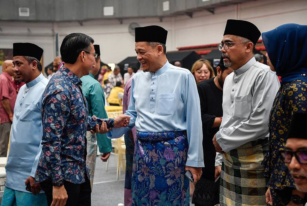 Hamidin (tengah) bersalaman bersama Ketua Jurulatih Pasukan Selangor FC Tan Cheng Hoe (dua, kiri) pada Majlis Hari Raya Aidilfitri 2023 FAM-MFL-AFL di Wisma FAM hari ini. Foto Bernama