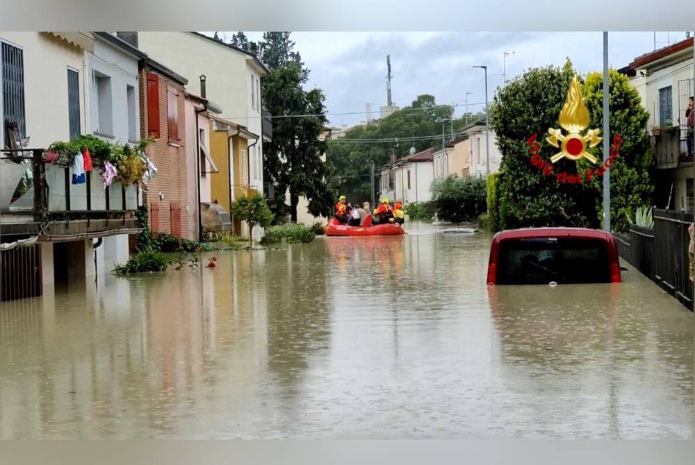 Pasukan penyelamat membawa orang ramai ke tempat tinggi sewaktu operasi menyelamat di Forli, Itali selepas banjir melanda wilayah Emilia-Romagna. - Foto Reuters