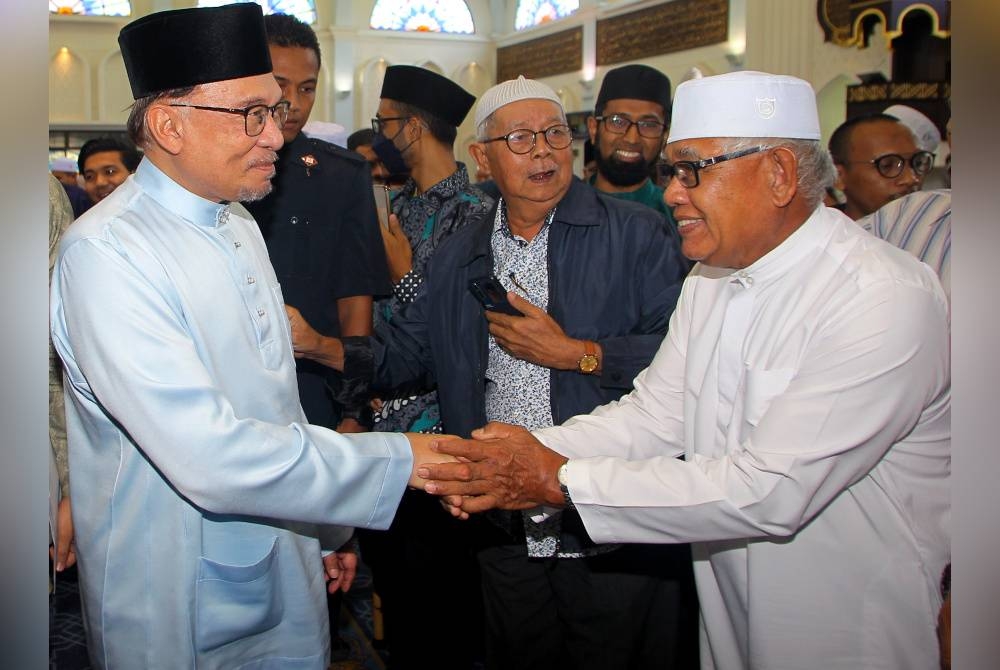 Anwar (kiri) bersalaman dengan para jemaah selepas menunaikan solat Asar di Masjid Sultan Azlan Shah pada majlis Ramah Mesra Perdana Menteri Bersama Ahli Jawatankuasa Masjid Dan Surau Parlimen Tambun di Institut Tadbiran Islam Perak pada Khamis. - Foto Bernama