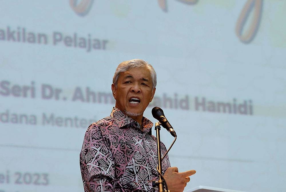 Timbalan Perdana Menteri Datuk Seri Dr Ahmad Zahid Hamidi berucap pada Majlis Riang Ria Majlis Perwakilan Pelajar (MPP) Universiti Teknologi Mara (UiTM) di UiTM Puncak Alam, hari ini. - Foto Bernama