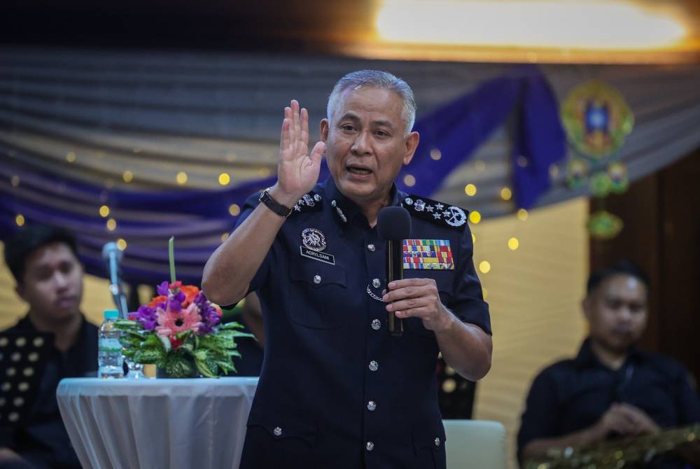 Acryl Sani menyampaikan ucapan kepada pengamal media pada Majlis Hi-Tea PDRM Bersama Media sempena Sambutan Aidilfitri Tahun 2023 di Mes Pegawai Kanan Polis Ibu Pejabat Polis Bukit Aman pada Khamis. - Foto Bernama