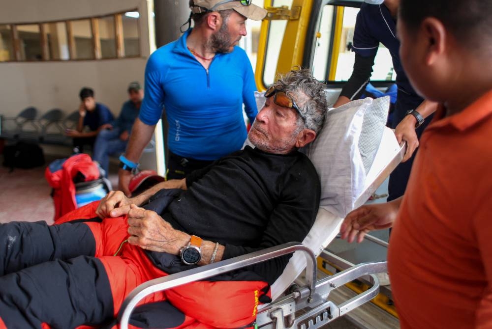 Carlos Soria dihantar ke hospital selepas cedera kaki patah di Nepal semasa menjalankan misi pendakian di Gunung Dhaulagiri. - Foto AFP