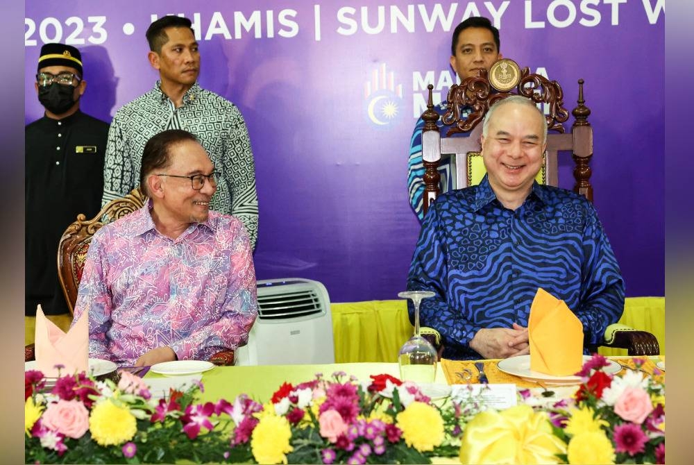 Sultan Nazrin beramah mesra dengan Anwar ketika baginda berkenan berangkat ke Majlis Rumah Terbuka Malaysia Madani Bersama Perdana Menteri Peringkat Negeri Perak di Taman Tema Lost World of Tambun (LWOT) pada Khamis. - Foto Bernama