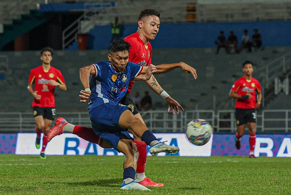 Pemain PDRM FC, Mohamad Nabil Ahmad Latpi (kiri) diasak pemain Negeri Sembilan FC, Tommy Mawat Bada pada saingan Liga Super Malaysia 2023 di Stadium MBPJ, Kelana Jaya malam ini. - Foto Bernama