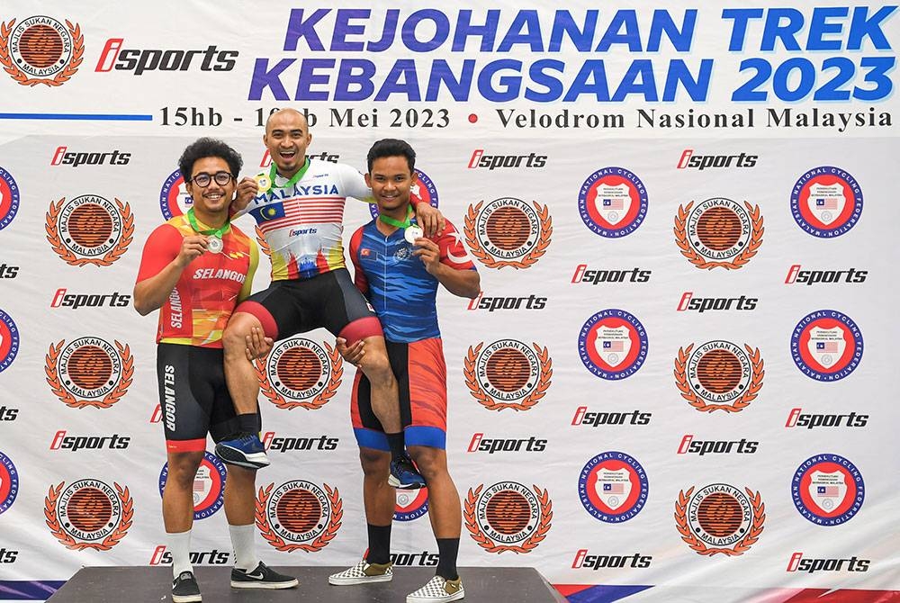 Azizulhasni (tengah) bersama Fadhil (kiri) dan Muhammad Ridwan di Velodrom Nasional, Nilai pada Khamis. - Foto Bernama