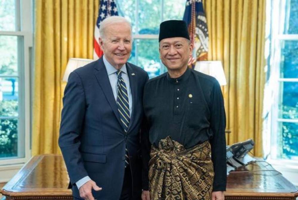 Ketika sesi penyerahan kepada Presiden Joe Biden, Mohamed Nazri menyatakan komitmen Malaysia dalam mengukuhkan lagi hubungan dua hala antara Malaysia dan Amerika Syarikat yang telah lama terjalin. - Gambar White House