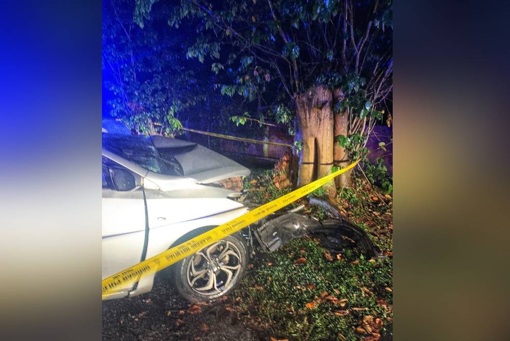 Keadaan kereta Toyota Vios yang terbabas lalu melanggar pokok di lokasi kejadian pada Khamis. - Foto ihsan PDRM