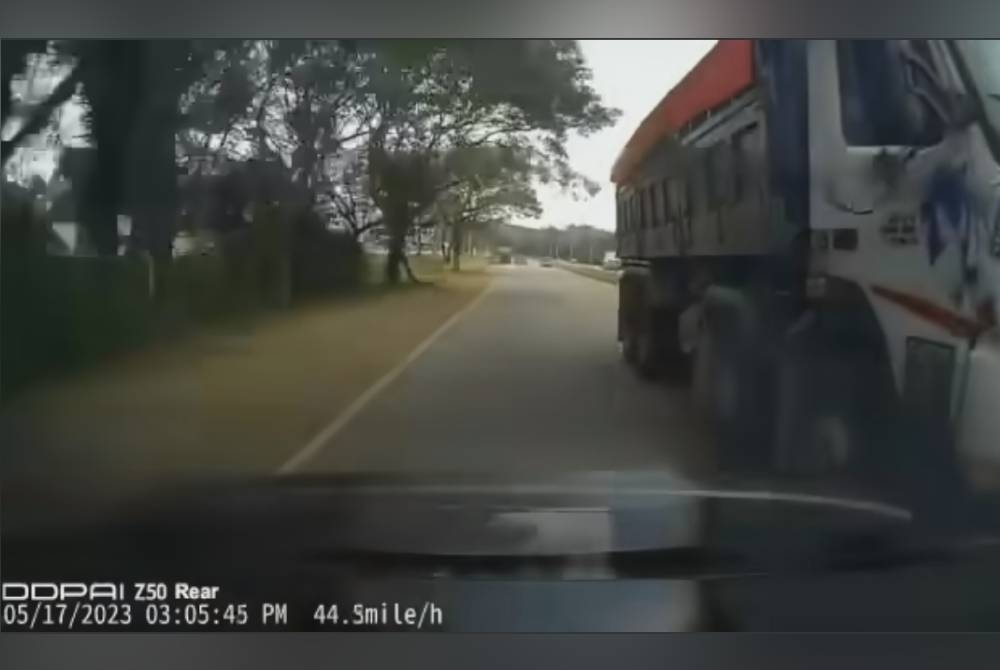 Tangkap layar video tular memaparkan tindakan pemandu lori yang cuai mengubah laluan hingga terlanggar kereta di hadapannya.