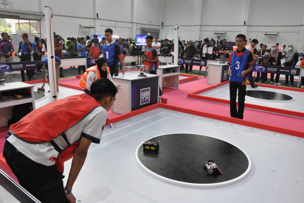 Antara aksi peserta yang menyertai pertandingan Robo Sumo di Petrosains RBTX Challenge 2022.