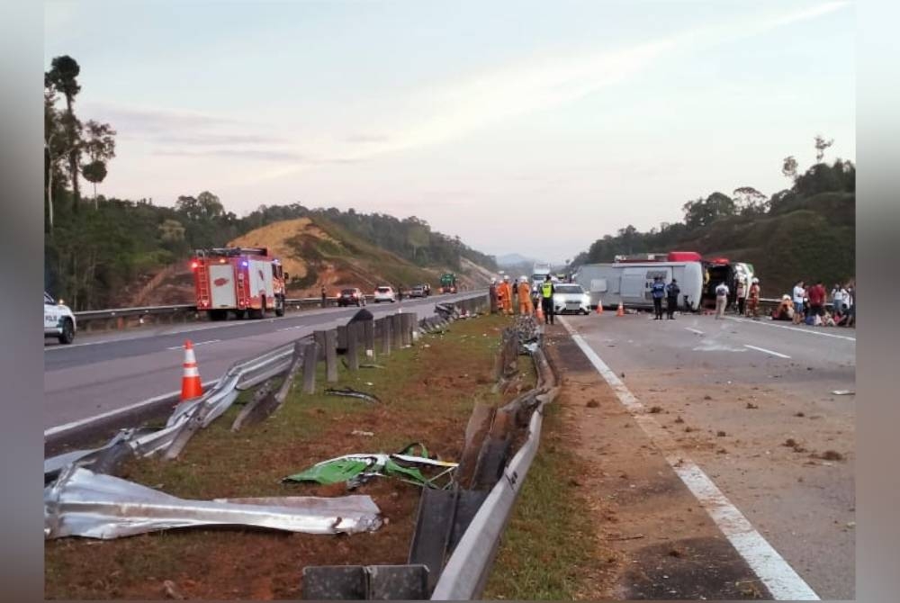 Lokasi nahas melibatkan sebuah bas persiaran yang terbabas dan terbalik di Kilometer 375.4, Lebuhraya Pantai Timur Dua (LPT 2) Bukit Besi menghala Ajil di sini pada awal pagi Jumaat.