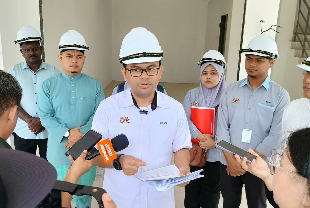 Akmal ketika melakukan lawatan tapak ke projek perumahan sakit di Taman Residensi Mesra, Gurun, Kedah pada Jumaat.