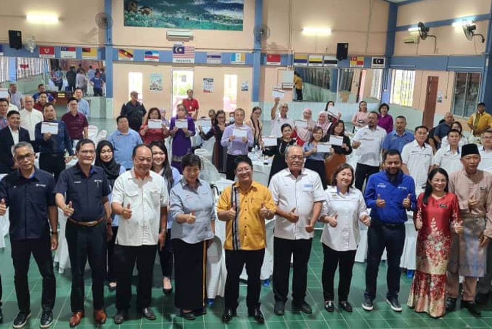 Yayasan Bank Rakyat (YBR) memberikan bantuan kepada 60 buah sekolah di Sabah.