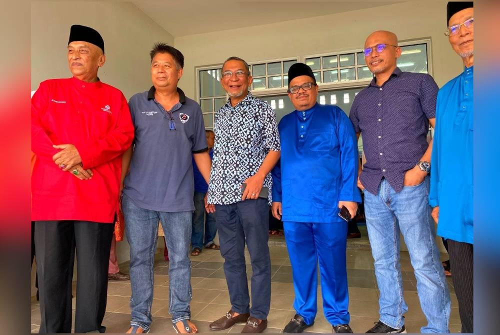 Akhbar (empat, kiri) bersama kepimpinan UMNO Kelantan yang hadir pada Majlis Sambutan Hari Raya Aidilfitri Kerajaan Perpaduan Malaysia Madani Peringkat Parlimen Rantau Panjang pada Jumaat.