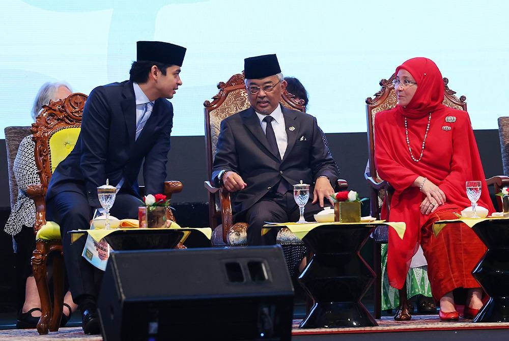 Al-Sultan Abdullah (tengah) bersama Tunku Azizah berkenan beramah mesra bersama anakandanya, Tengku Hassanal pada Majlis Perasmian Persidangan Wanita Desa Sedunia (ACWW) 2023 pada Jumaat. - Foto Bernama