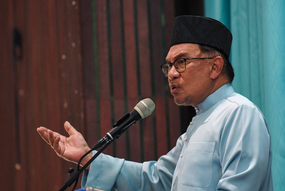 Anwar menyampaikan ucapan selepas meninjau blok bangunan asrama Sekolah Menengah Kebangsaan Agama Dato&#039; Haji Hassan Haji Sail yang terbakar dalam satu kejadian pada tahun lepas. - Foto Bernama