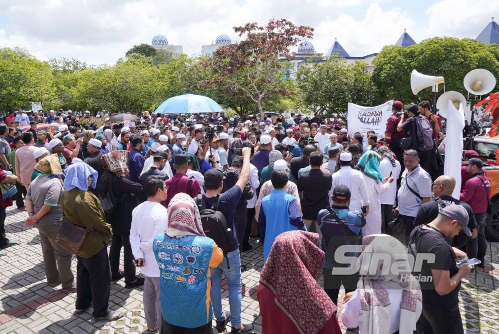 Suasana himpunan di Masjid Sultan Salahuddin Abdul Aziz Shah di Shah Alam.