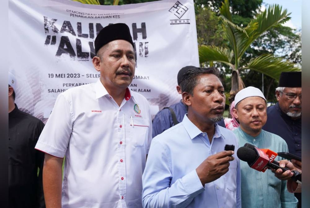 Mohd Zai (depan) pada sidang akhbar selepas perhimpunan aman membantah penarikan rayuan kes kalimah ALLAH di pekarangan Masjid Sultan Salahuddin Abdul Aziz Shah, Shah Alam pada Jumaat.