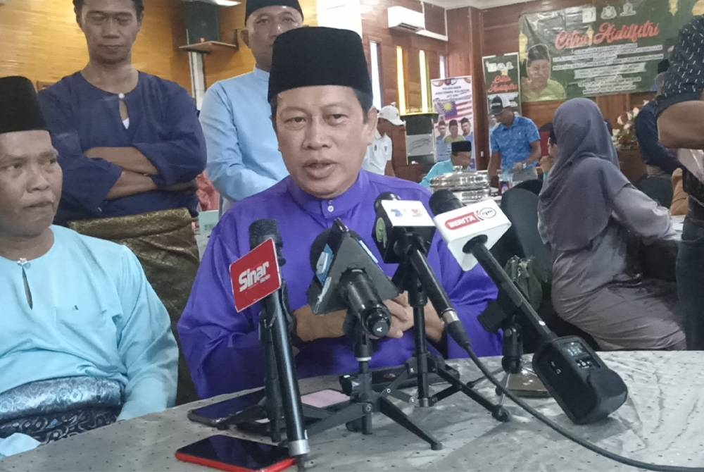 Ahmad (kanan) pada sidang akhbar selepas Perjumpaan Raya Persatuan Penulis Johor di Rumah Citra Sari Benut pada Sabtu.